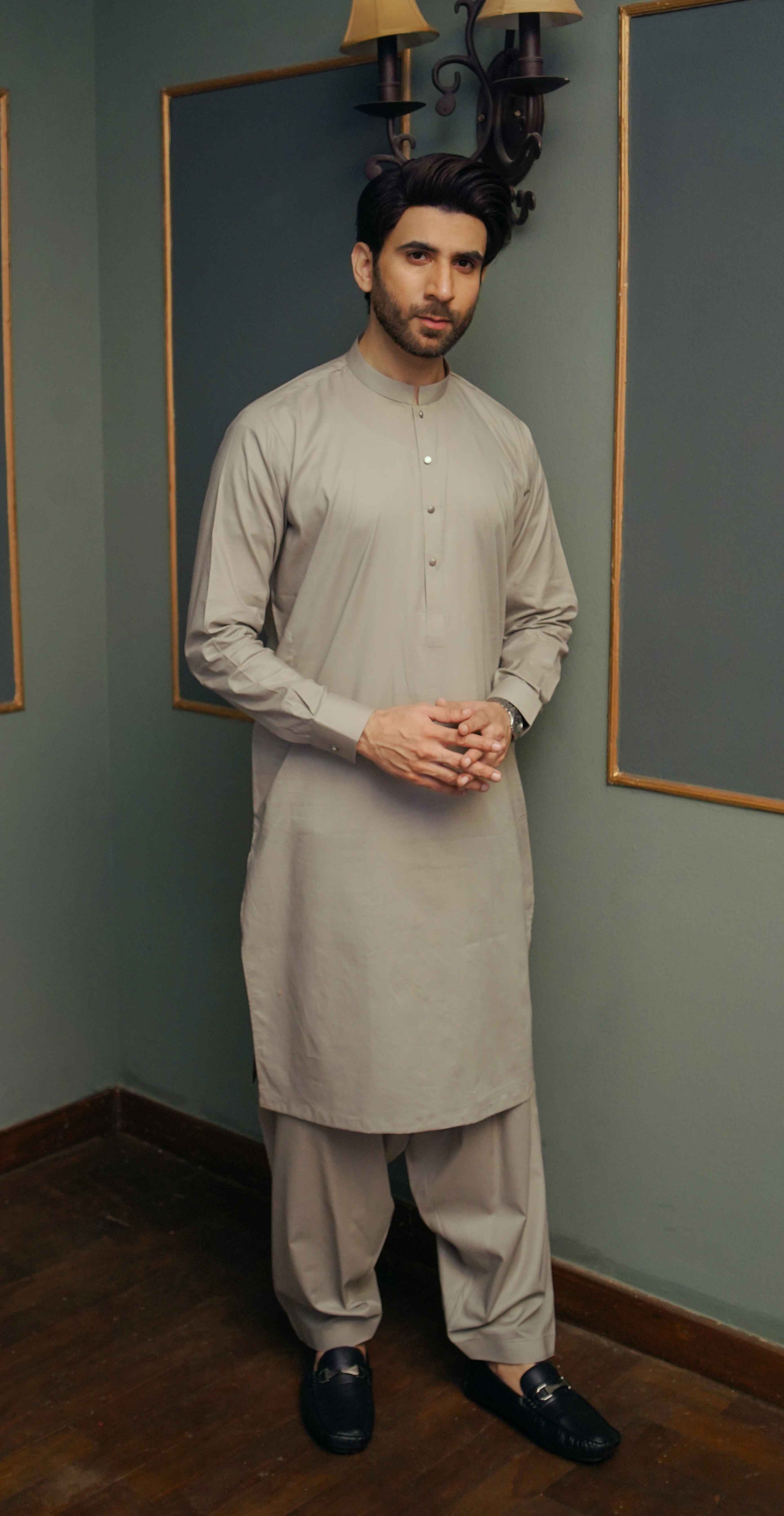 LIGHT GRAY KAMEEZ SHALWAR